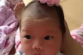 二胎妹妹出生后，大姐瞬间变保姆，超温馨啊！图片