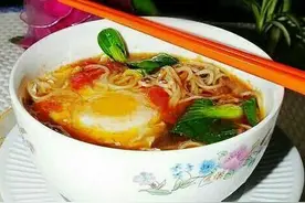 简单宜做的宵夜——鸡蛋面。图片