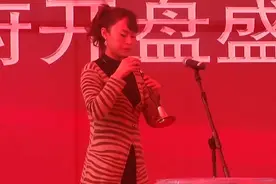 美女专业乐器唢呐表演图片