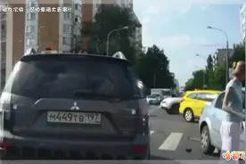 你们这是自寻死路！行车记录仪记录下女司机的各种事故。图片