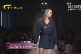 藏蓝色半身裙，黑色腰带首要搭配，满满的高级时尚感视频封面