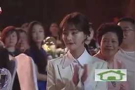 史上第一位自己给自己颁奖的男演员，导演组真会玩，台下笑惨了！视频封面
