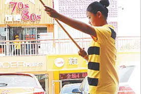 9年前报道三胞胎艰难求学 如今两姐妹考上大学为筹学费上街卖艺图片