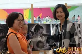 2016世界母乳喂养周哺乳快闪联合哺乳照巡展在成都举行图片