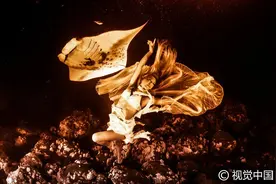 美女与“魔鬼”？——水下拍摄 模特与“魔鬼鱼”共舞图片