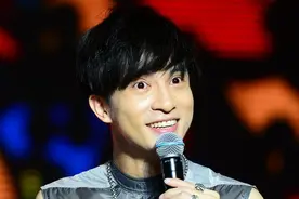 薛之谦昆明音乐节跪地幽怨唱情歌 秒变段子手露搞笑本色贡献表情包图片