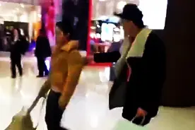 大街上跟女友吵架，这哥们放大招，女友直接没脾气了，真是个逗比图片