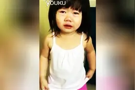超萌小萝莉把妈妈当佣人，边哭边向妈妈认错，小孩太懂事了图片