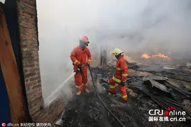 印尼雅加达贫民窟发生大火 数百户住宅被大火吞噬图片