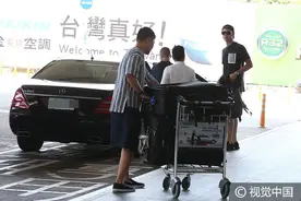 “隔壁老田”阮经天反台酷拽十足 见镜头忙遮脸难挡帅气图片