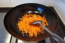 特色小吃石锅拌饭，好吃让人垂涎！图片