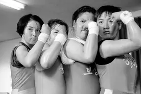 乡村“大力士”女孩图片