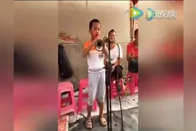 六岁小男孩表演吹唢呐，吹的那叫一个棒图片