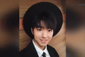 王俊凯四宫格自拍上线！戴礼帽打领带绅士演绎笑容逐渐消失！视频封面