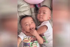 双胞胎哥哥搂着弟弟睡觉，抓住弟弟的耳朵，这俩兄弟很清爽可爱图片