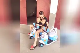 大长腿妈妈亲子装太可爱了，陪双胞胎儿子玩电动车，秀幸福图片