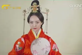 太惊艳！模特身穿红色汉服嫁衣，精致的妆容让人目不转睛视频封面