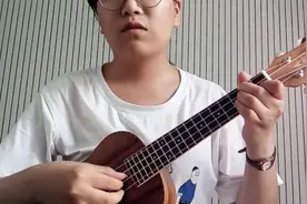 美女尤克里里独奏《彩虹》，唱歌也超好听！图片
