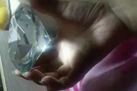 七夕节男子送女朋友一颗“钻石”，女票反而对他一通指责！图片