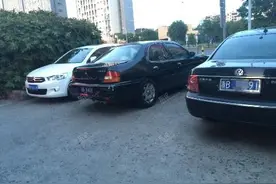 给力！被三车堵住去路，交警开罚单叫来拖车图片