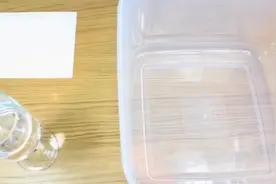 将水装在杯子里之后放上白纸，最后的结果违反了引力的原理图片