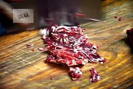 丈母娘牛肉火锅--新鲜现切的鲜嫩牛肉涮起来图片