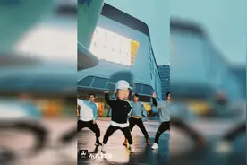 当swag遇上大头特效，这样的舞步太搞笑视频封面
