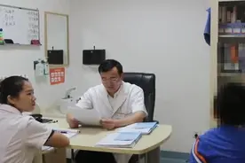 小正8岁抽动症在儿科陈青医生哪里治疗成功的案例视频封面