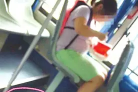 女孩公交上吃快餐萝卜青菜扔车内　引来网友吐槽图片