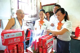 一份份清凉包到来，他们开心地笑了图片