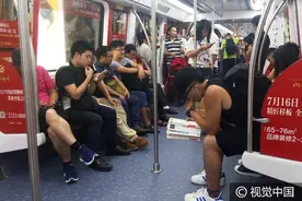 深圳地铁设商务车厢票价贵两倍，商务舱和普通舱呈“冰火两重天”图片