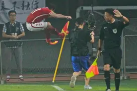 教练我想踢球!野牛示意别换自己 下场后怒踢水瓶图片