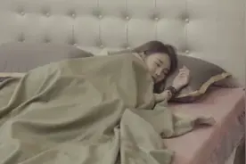 九尾狐还在睡觉，男子居然把她的尾巴拉出来擦鞋，简直过分视频封面