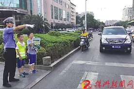 株洲小学生变身"交警"站岗 夏日体验执勤工作图片