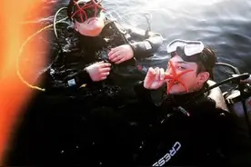 权志龙抓海星被批 网友：环保面前无偶像图片