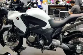 最新本田 VFR1200X(MT) Cross Tourer 运动巡航车视频封面