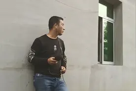 农民大哥雨中翻唱《回忆总想哭》，深情的演唱让人感动，真想哭视频封面