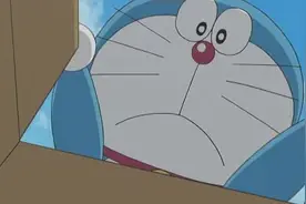 哆啦A梦在草地捡到一只猫咪，发现猫咪差不多跟自己长一模一样