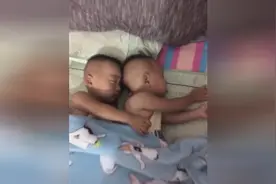 俩双胞胎小伙子的睡姿很搞笑，小孩就是萌萌的，呆呆的很可爱图片