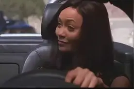 这美女真凶猛，在悬崖边上互相飙车，悬崖边上的狂野飙车，震撼图片