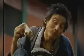 济公和尚吃狗肉的镜头，赤脚邋遢的样子，吃的却非常香图片