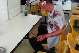 疑因一言不合 男子抡起酒瓶砸中邻桌男子头部图片