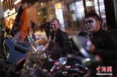 百辆哈雷摩托天津街头进行万圣节巡游骑行图片
