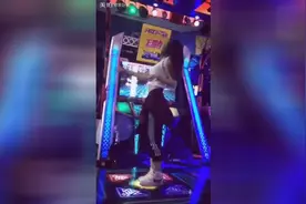 万达游乐场实拍美女玩跳舞机，身材犯规！视频封面