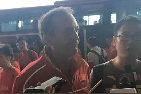 直击中国女足落地抵京 球迷热情迎接玫瑰回家图片
