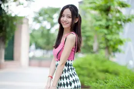 日本漂亮美女户外花园性感个人写真秀长腿图片