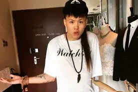张玮唱歌非常有爆发力，在穿搭上也总是给我们一种潮流感！图片