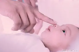 宝宝的鼻子可以捏吗？捏鼻梁会诱发中耳炎影响宝宝呼吸图片