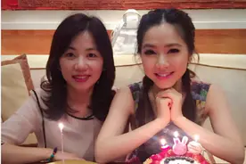 邓紫棋与妈妈同框庆生 貌美如花似姐妹图片