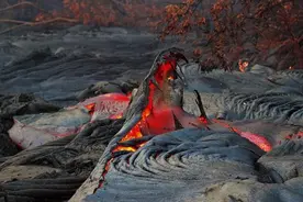摄影师，太疯狂了，火山口拍摄的奇观！图片